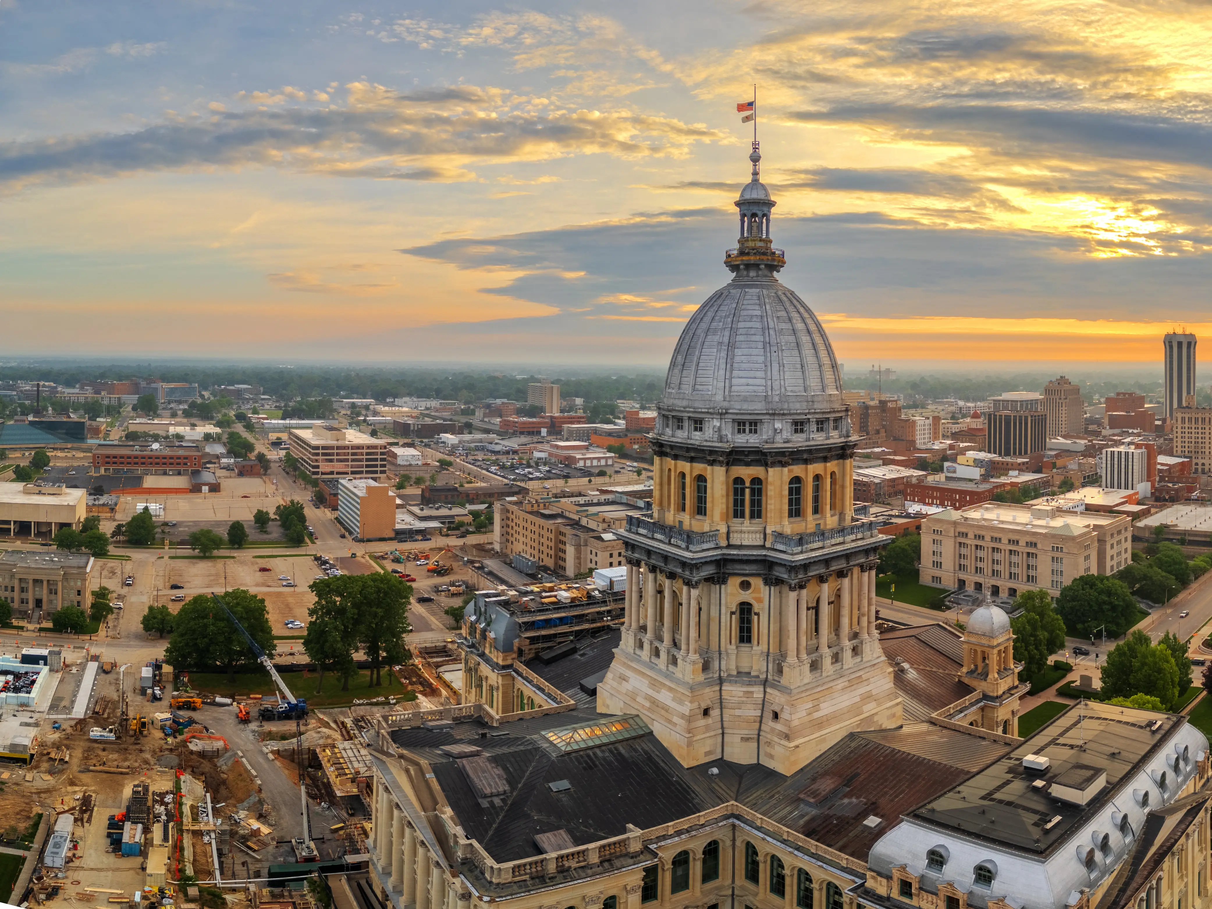 Springfield, Illinois, USA downtown city skyline with the state capital building.