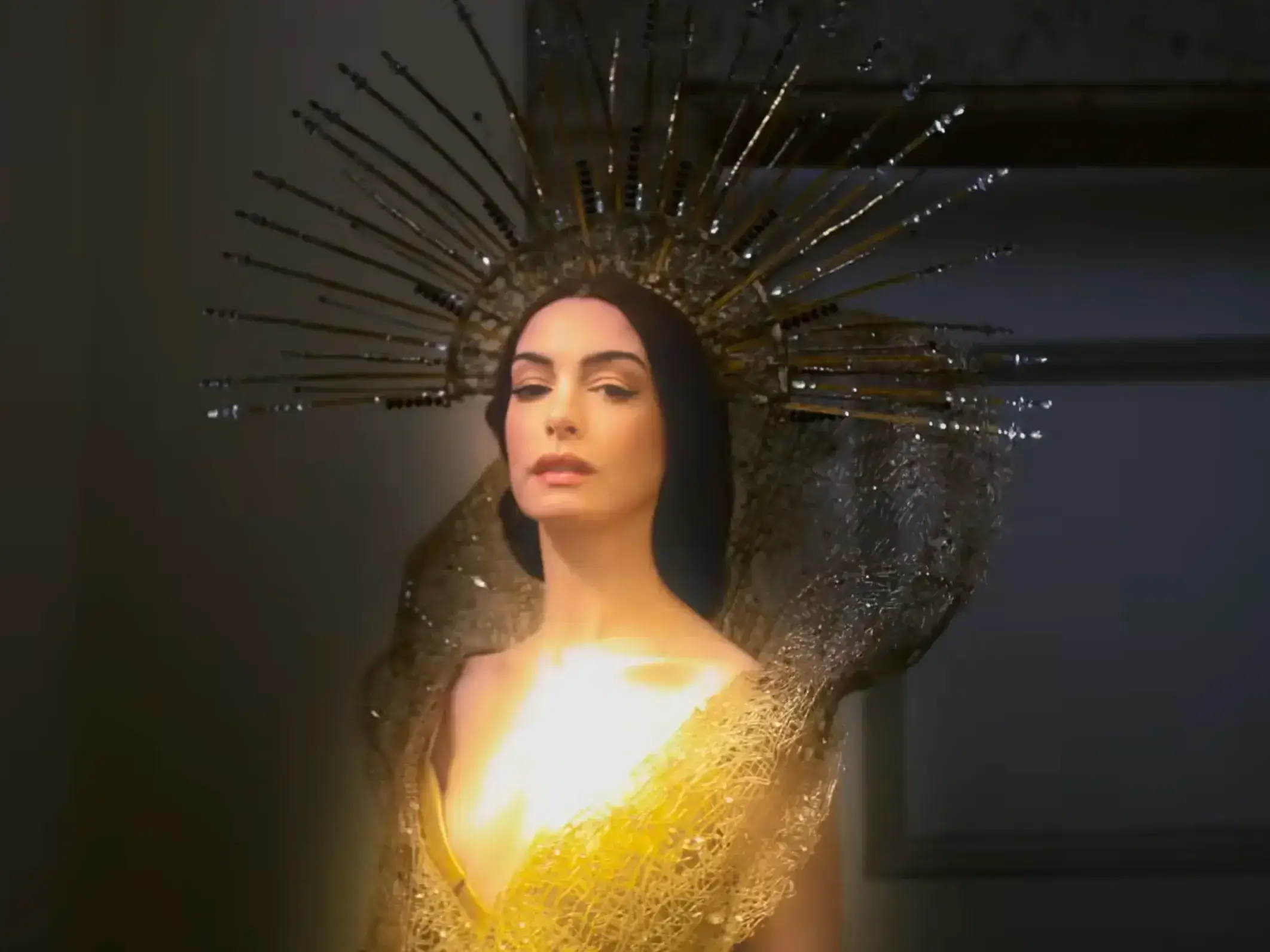 anne hathaway mother mary