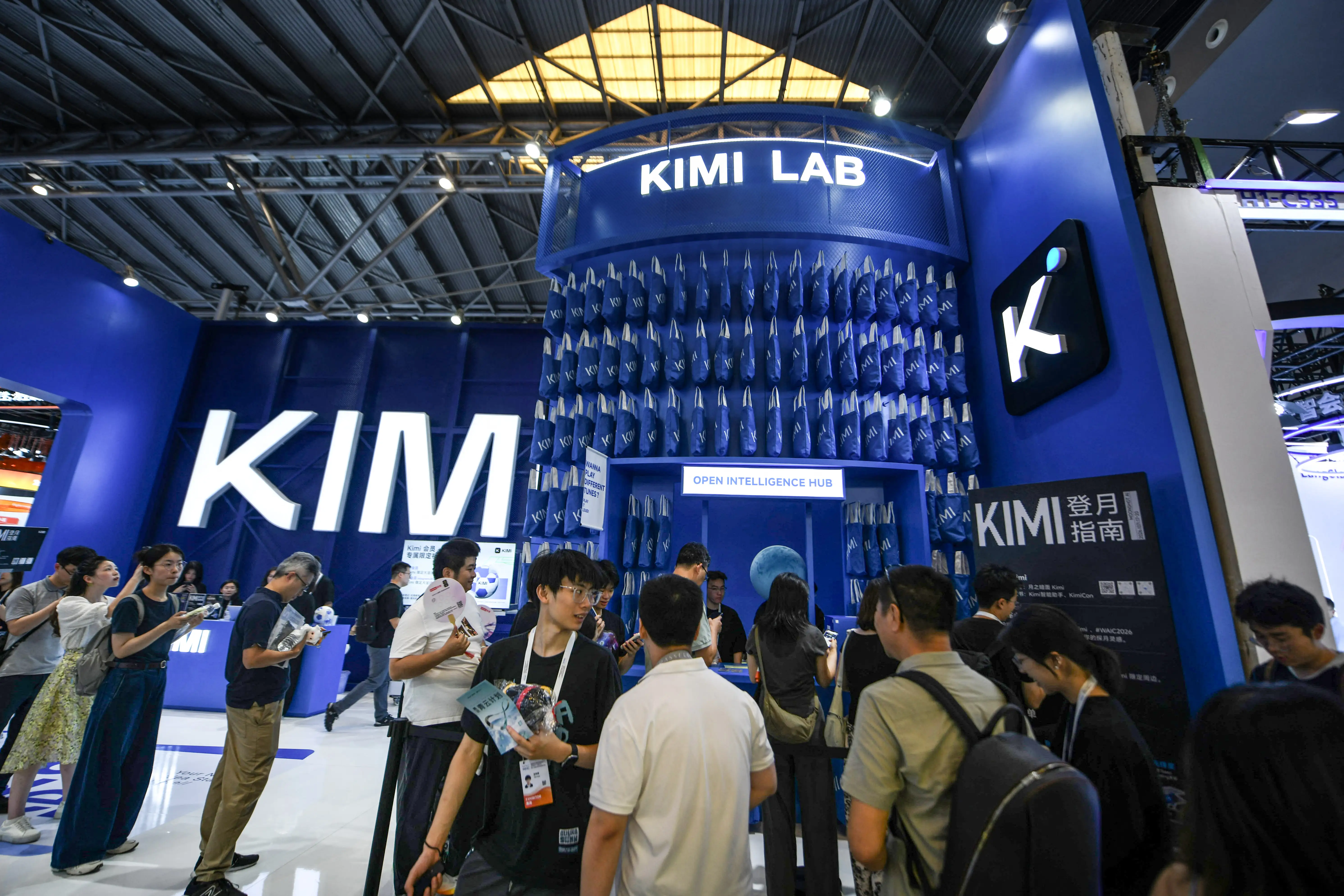 A crowd of people at a Kimi event