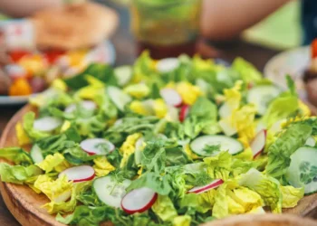 Missing your summer salads? Here’s when experts think it’s safer to eat leafy greens again.