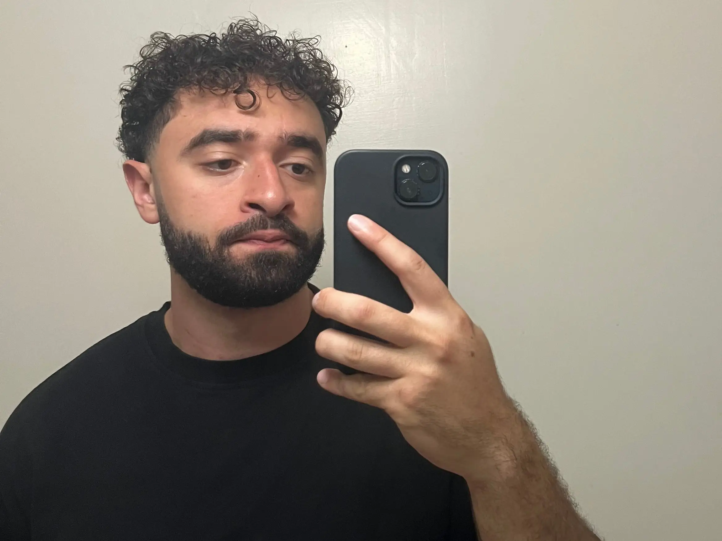 Hamza Mostafa is taking a mirror selfie.