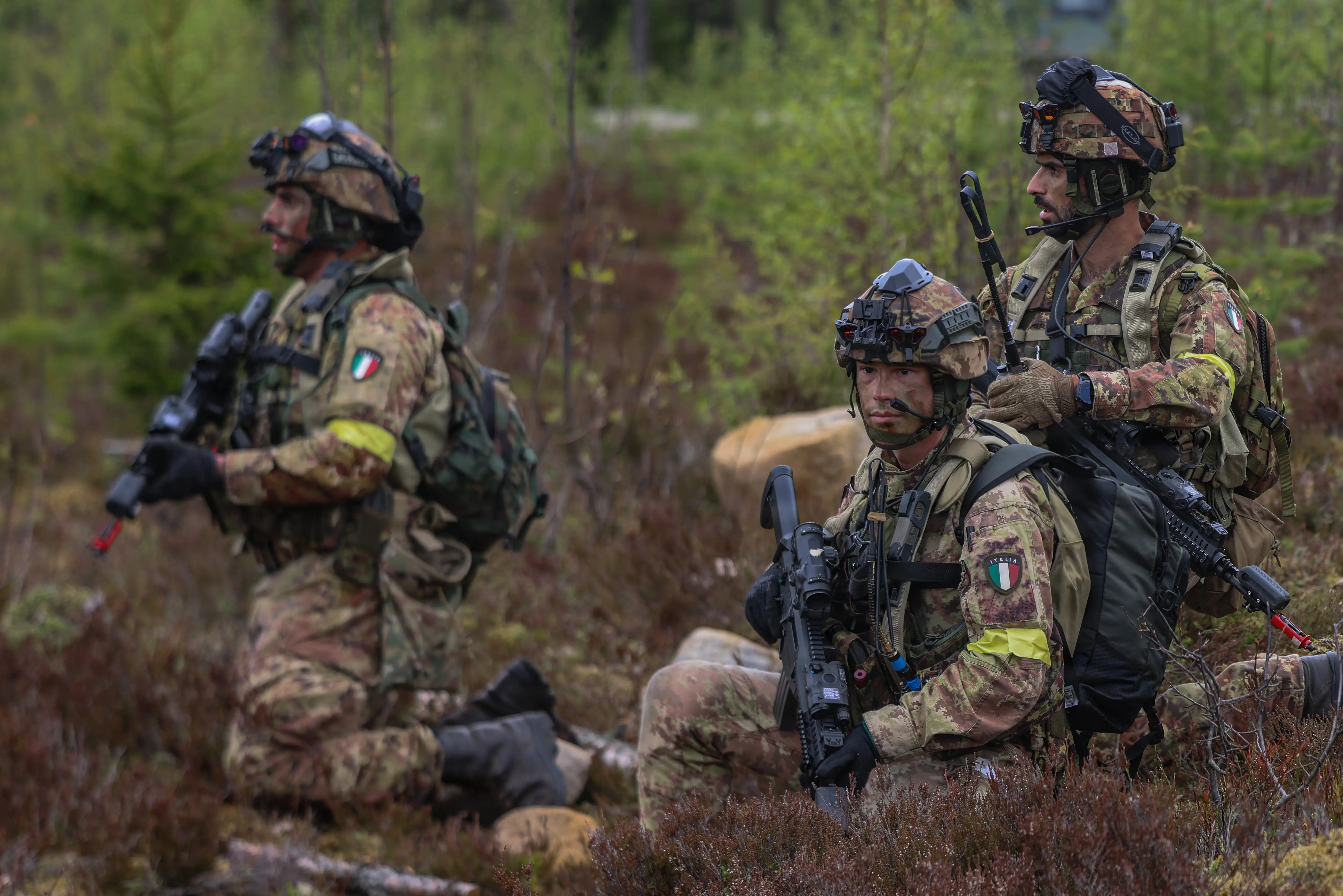 Italian paratroopers, assigned to 186th Paratroopers Regiment
