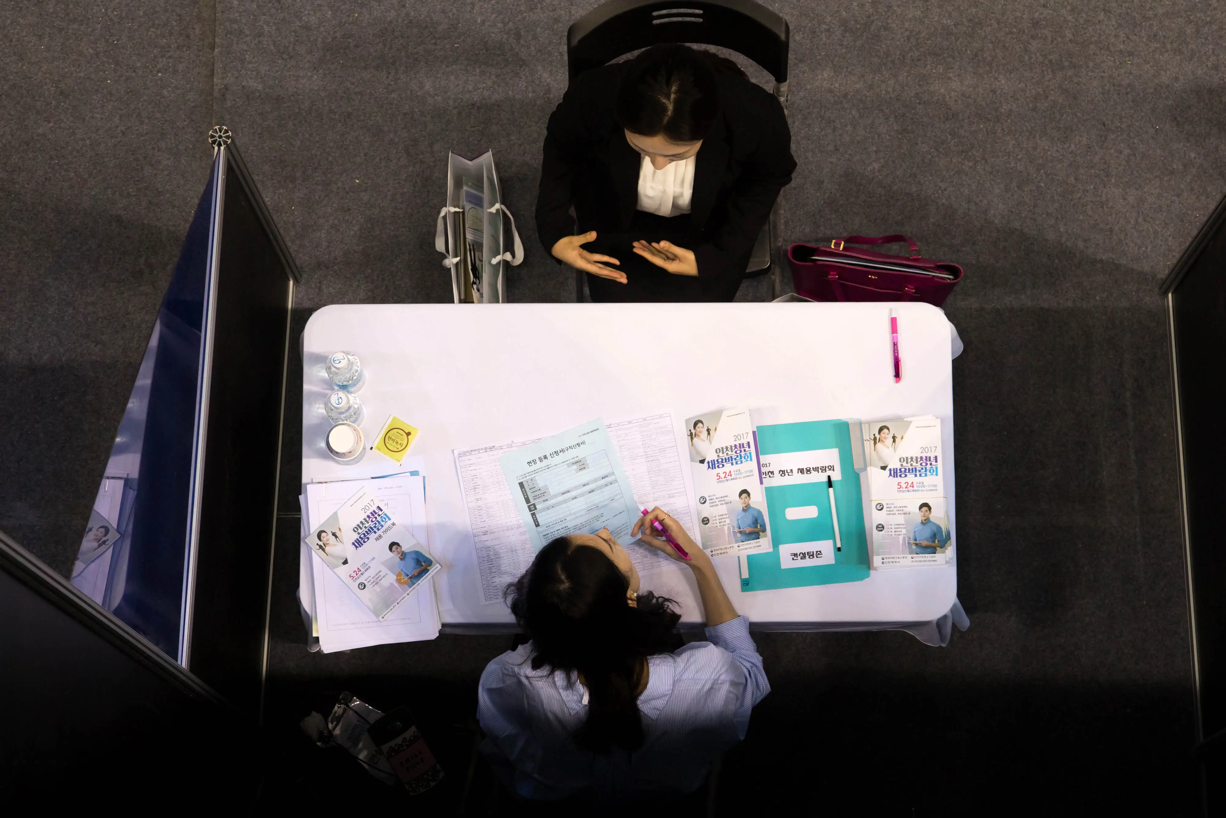 A jobseeker, top, spoke with a job consultant at a job fair in Incheon, South Korea, in 2017.