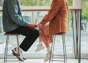 7 First Date Questions That Tell You More Than Small Talk Ever Will, According to a Dating Expert