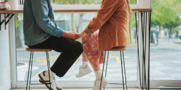 7 First Date Questions That Tell You More Than Small Talk Ever Will, According to a Dating Expert