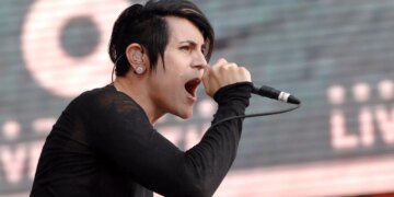This 2000s Emo Frontman Recalled Absurd ‘Advice’ That Has Us Wondering if Record Labels Were Ever Useful