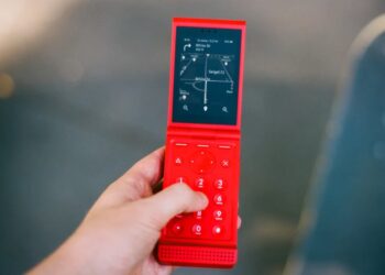 The Light Flip Is the Stylish Dumb Flip Phone of Your Dreams