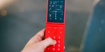 The Light Flip Is the Stylish Dumb Flip Phone of Your Dreams