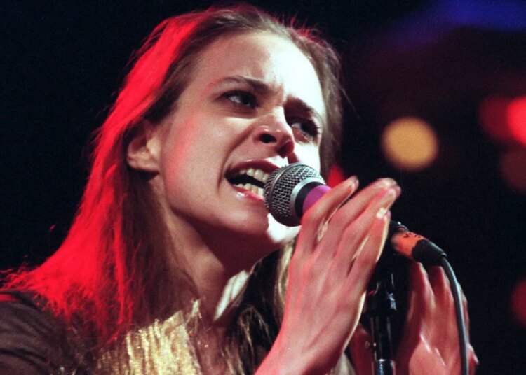 30 Years Ago, This Young Star Amazed Critics With Her Debut, but the Industry Bristled at Her Unmarketable Image