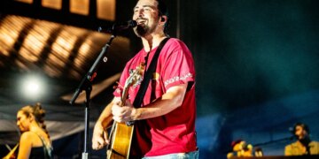 Will Noah Kahan Ever Catch a Break From This Gross Trend Happening at His Concerts?