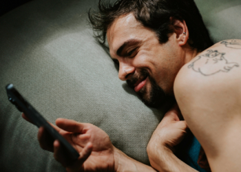 The Difference Between Emotional Cheating and a Close Friendship