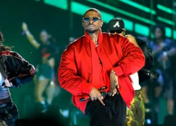 Usher Kicks Fan off Stage After Uncomfortable Performance: ‘I Don’t Think She Wants To Be on the Stage’