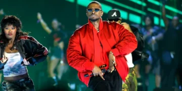 Usher Kicks Fan off Stage After Uncomfortable Performance: ‘I Don’t Think She Wants To Be on the Stage’