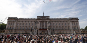 Renovated Buckingham Palace will be a very royal office building
