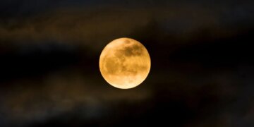 What to Expect From July’s Full Moon in Aquarius, According to Astrologers