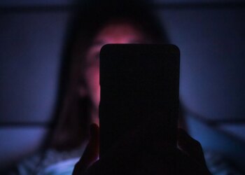 Your Kid Can Tell When You’re Paying More Attention to Your Phone, Study Suggests