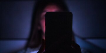 Your Kid Can Tell When You’re Paying More Attention to Your Phone, Study Suggests