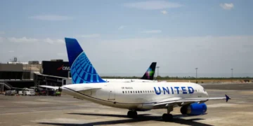 ‘Act like a citizen’: video shows United Airlines agent threatening customer with ICE