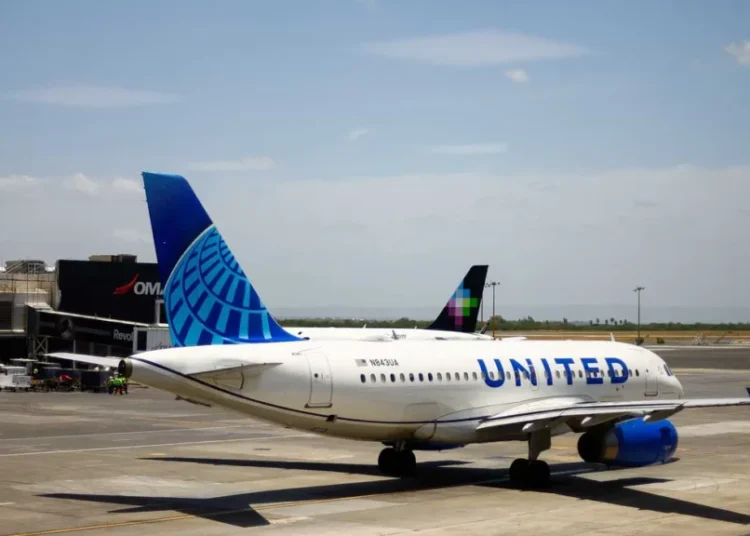 ‘Act like a citizen’: video shows United Airlines agent threatening customer with ICE