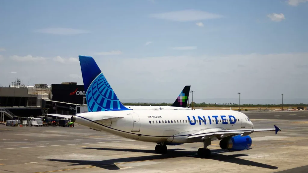 ‘Act like a citizen’: video shows United Airlines agent threatening customer with ICE