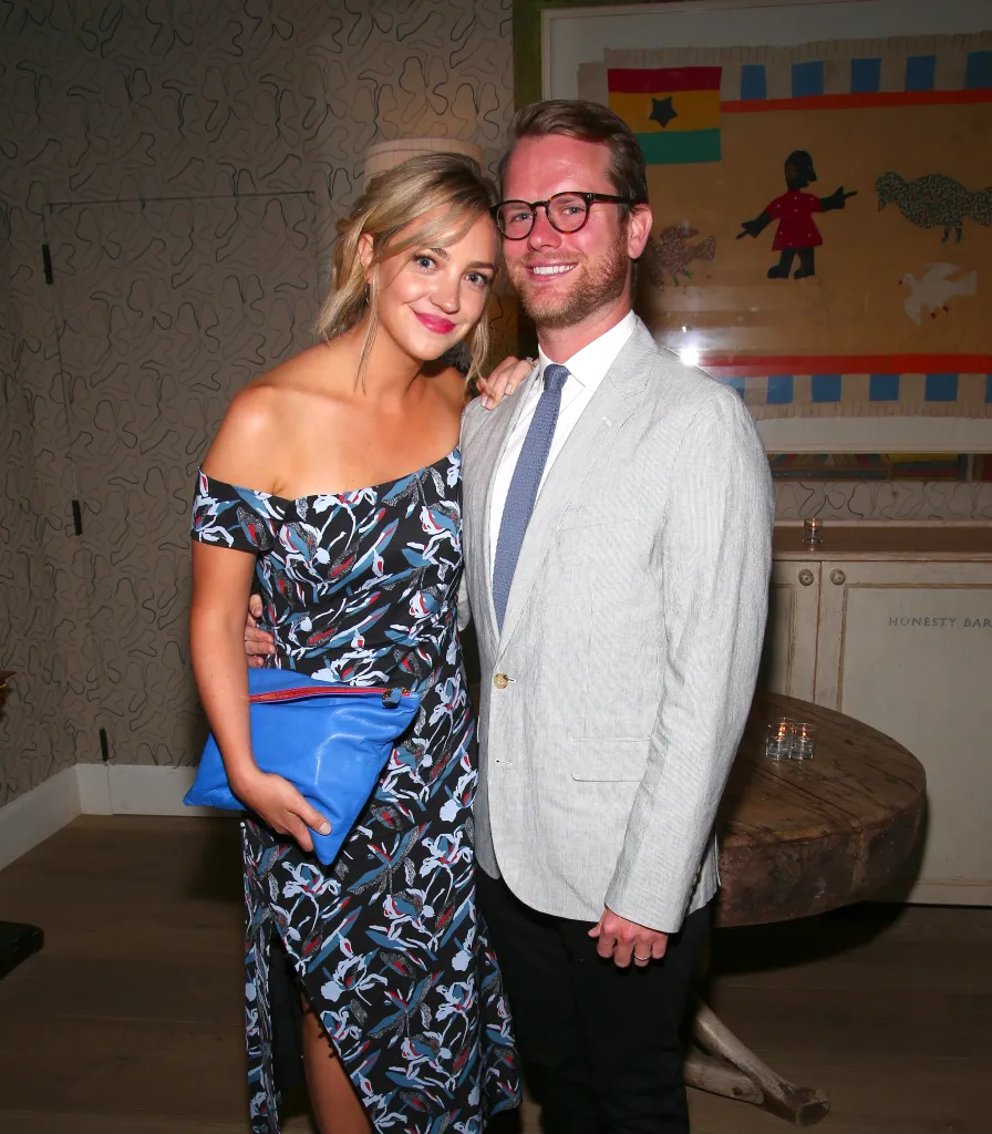 Abby Elliott and Bill Kennedy posing together at an after-party.