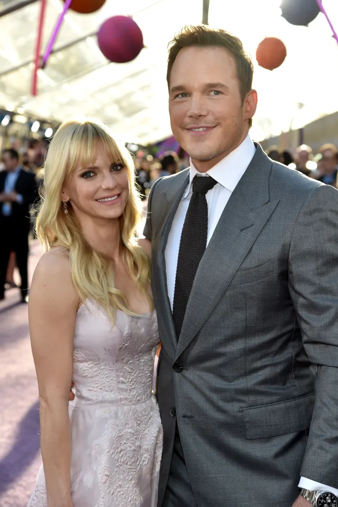 Actors Chris Pratt and Anna Faris smile together on a red carpet.