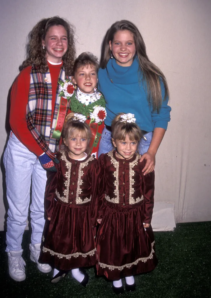 Andrea Barber, Jodie Sweetin, Candace Cameron, Mary-Kate and Ashley Olsen posing together.