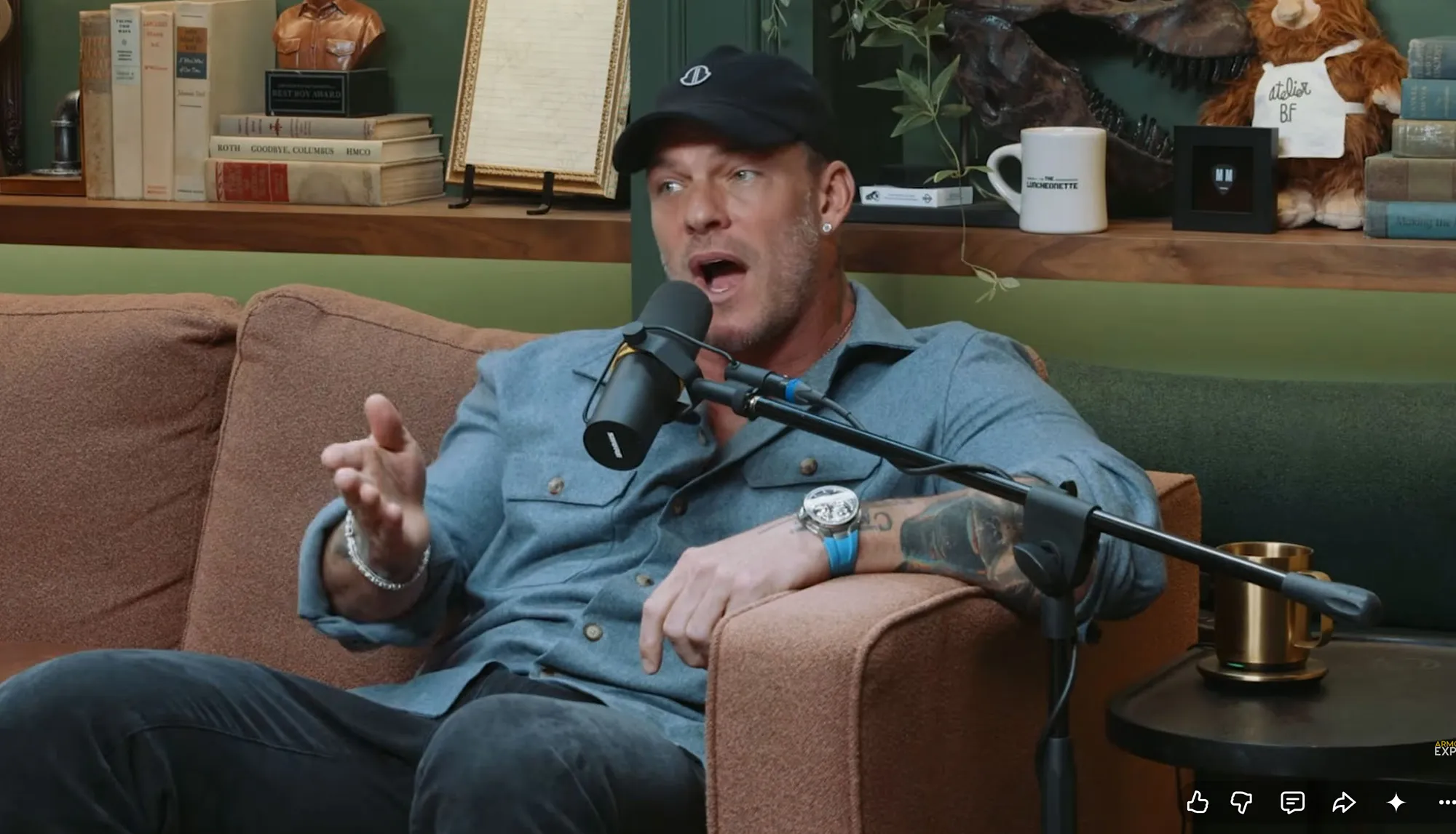 Alan Ritchson speaking into a microphone.