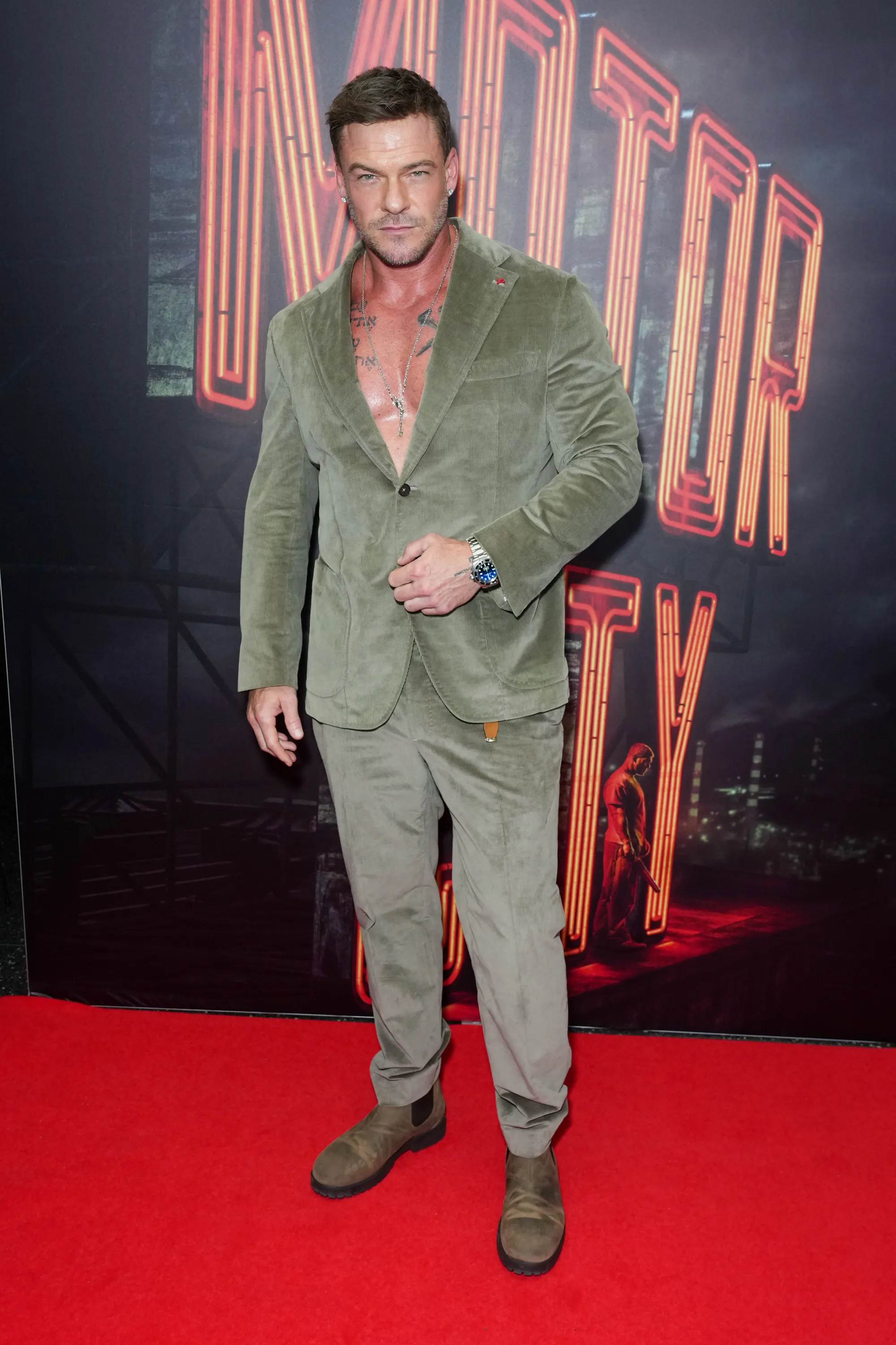 Alan Ritchson poses at the 