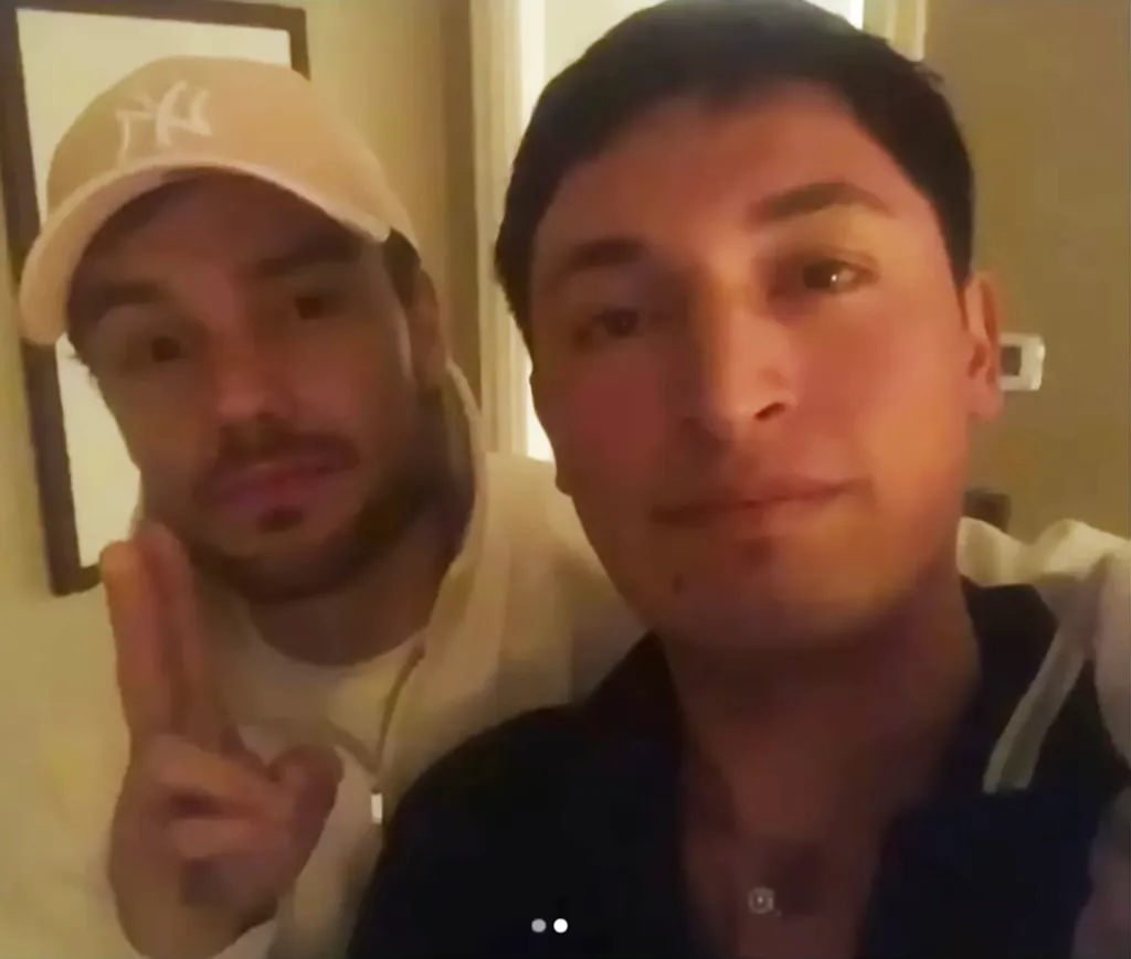 A selfie of Liam Payne in a light-colored cap, making a peace sign, with Braian Paiz.