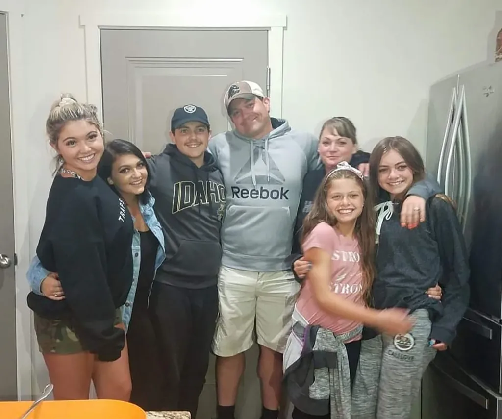 Kaylee Goncalves and her family.
