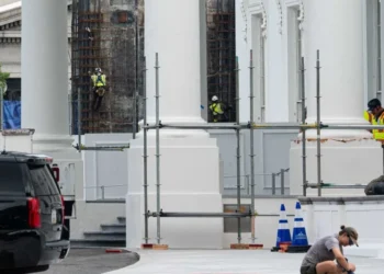 ‘Giant tarp’ at White House startles reporters amid Trump update to iconic columns