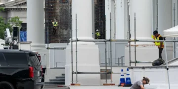 ‘Giant tarp’ at White House startles reporters amid Trump update to iconic columns