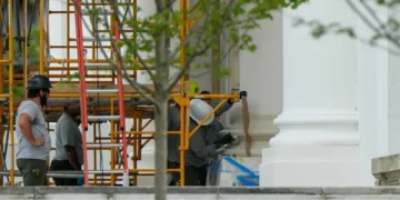 Trump marvels at DC beautification with extreme close-up of blurry concrete