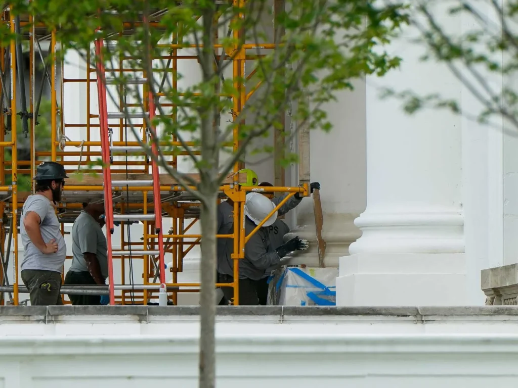 Trump marvels at DC beautification with extreme close-up of blurry concrete