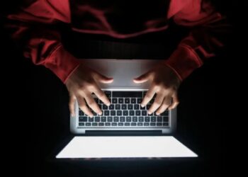 Dear Abby: They didn’t have sex, but these emails sure feel like cheating to me