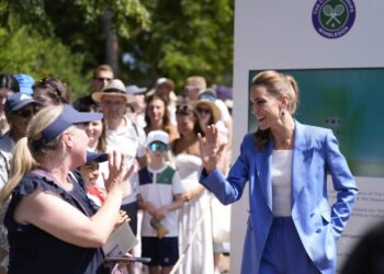 Princess Kate returns to Wimbledon, hands out tickets to lucky tennis fans