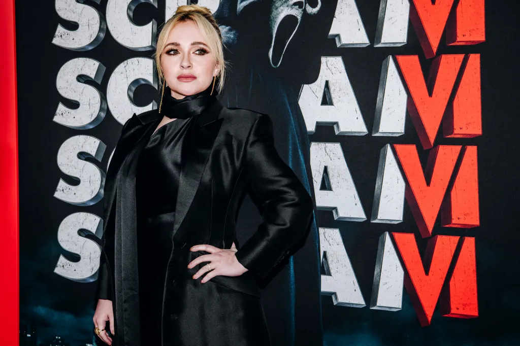 Hayden Panettiere poses on the red carpet at the 