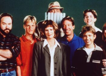 Jonathan Taylor Thomas Poses for Rare Photo With ‘Home Improvement’ Co-Stars