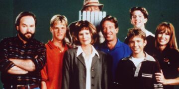 Jonathan Taylor Thomas Poses for Rare Photo With ‘Home Improvement’ Co-Stars