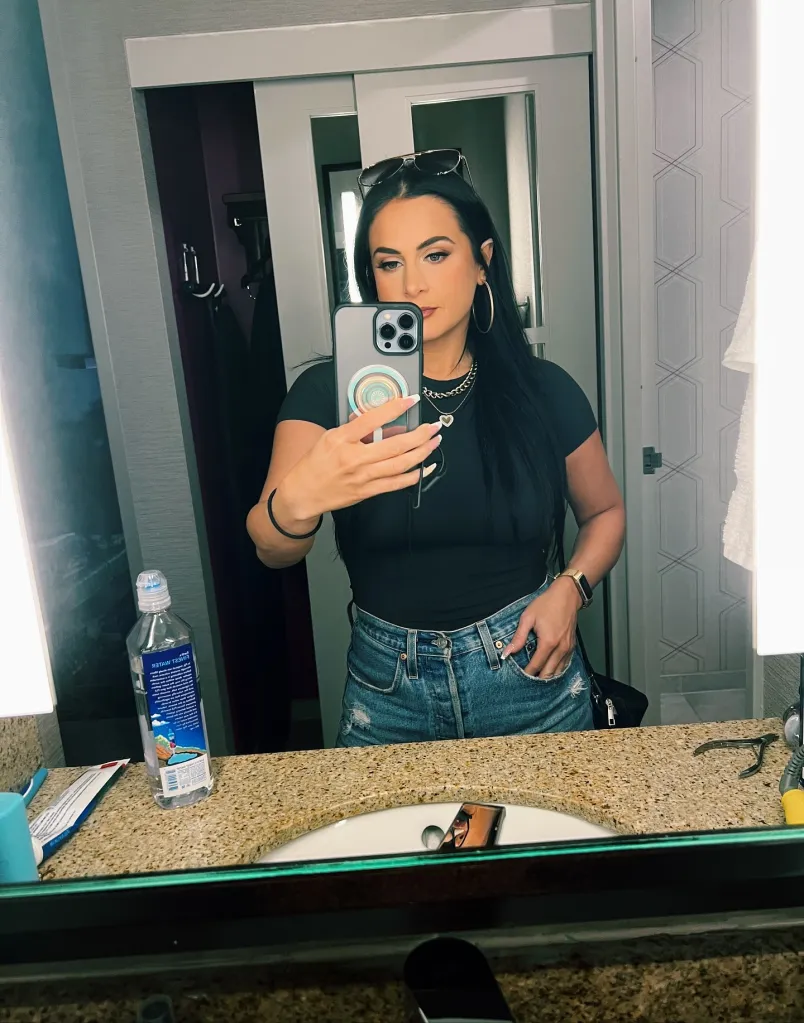 Jennifer Hyatt Tedmori taking a mirror selfie.