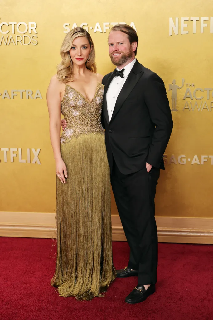 Abby Elliott and Bill Kennedy pose on the red carpet.