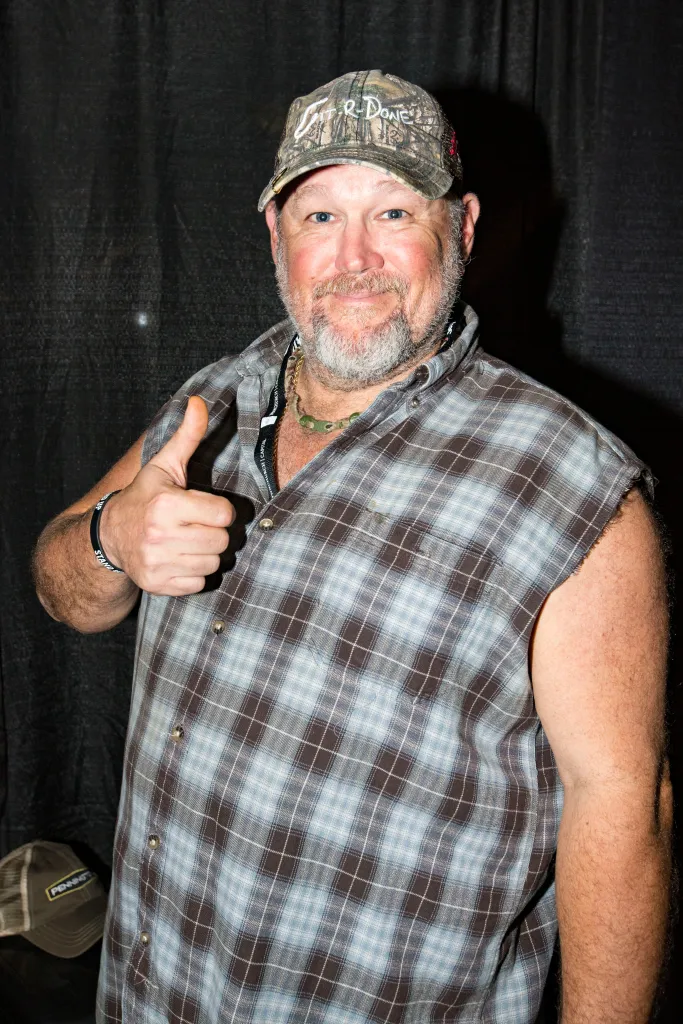 Larry the Cable Guy giving a thumbs up.