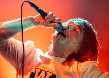 This (Literally) Hot Picture of My Chemical Romance Frontman Gerard Way Is Going to Haunt My Dreams