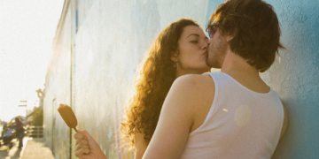 Psychologists Explain Why So Many People Hook Up With an Ex Over the Summer