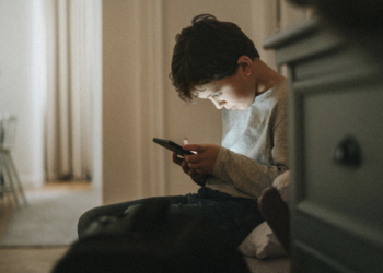 New Study Finds Kids Who Own Cell Phones Suck at Reading