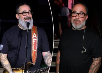 Aaron Lewis says music industry turned its back on him because of his politics
