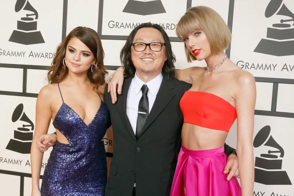 Selena Gomez, Joseph Kahn, and Taylor Swift posing at the Grammy Awards.