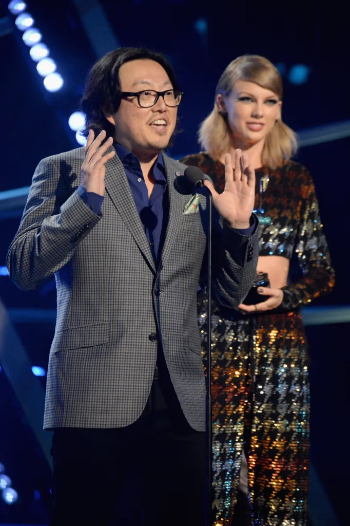 Joseph Kahn and Taylor Swift accept the Video of the Year award at the 2015 MTV Video Music Awards.