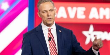 ‘Quit being scared’: MAGA lawmaker demands more health care cuts to pay for war